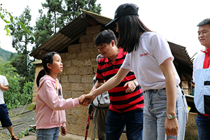 愛(ài)心暖童心 公益顯真情 上汽紅巖助力玉溪紅巖小學(xué)圓夢(mèng)行