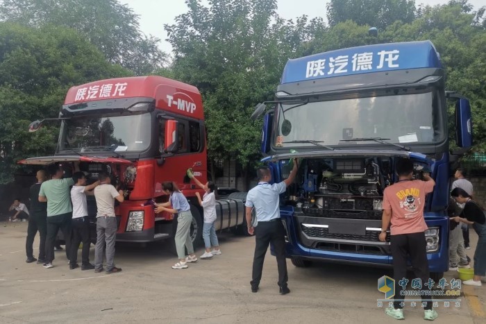 組織學(xué)員參觀陜汽展廳、總裝車間及車身車間
