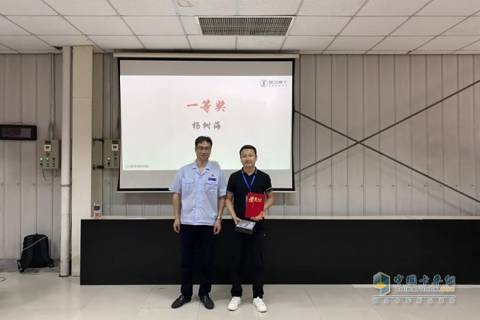 向此次培訓(xùn)期間表現(xiàn)突出、考評優(yōu)異的學(xué)員頒發(fā)獎勵