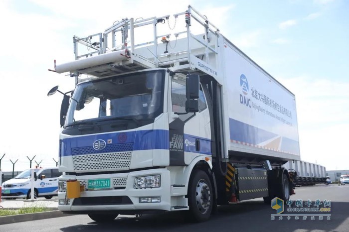 解放首輛新能源食品車在大興機場正式投入運行