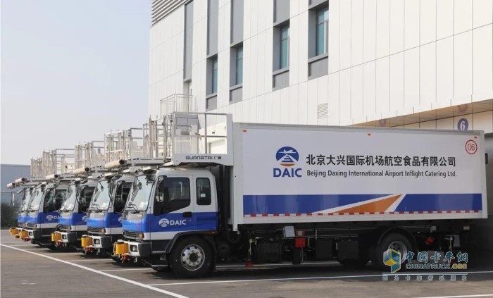 一汽解放、威海廣泰與北京大興機場航食的強強聯(lián)合在新能源車輛應用探索的道路上邁出了新的一步