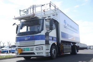  創(chuàng)行業(yè)首次  一汽解放新能源食品車正式投放北京大興機場