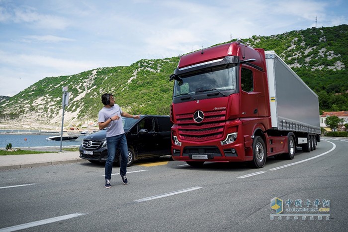 第五代主動制動輔助系統(tǒng)（Active-Brake-Assist-5-）能夠在特定行駛條件下智能識別移動中的行人并做出制動反應(yīng)，降低意外碰撞的風(fēng)險