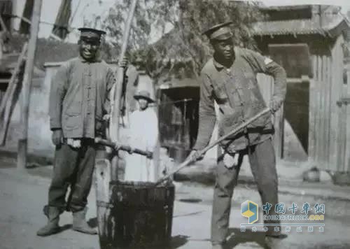 民國時期，環(huán)衛(wèi)清理簡單，兩個人、一個桶……
