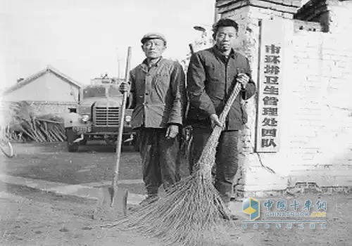 六十年代，大掃把，鐵锨的標配