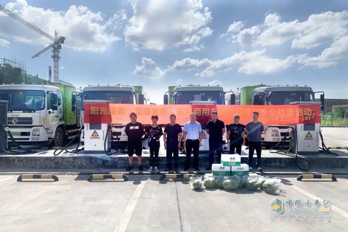 東風(fēng)商用車(chē)服務(wù)站服務(wù)人員對(duì)客戶車(chē)輛免費(fèi)提供全方面檢查以及10小時(shí)的電池均衡維保服務(wù)