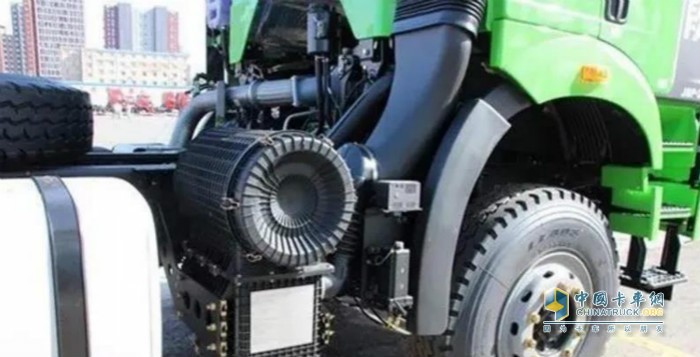 卡車發(fā)動(dòng)機(jī)機(jī)艙