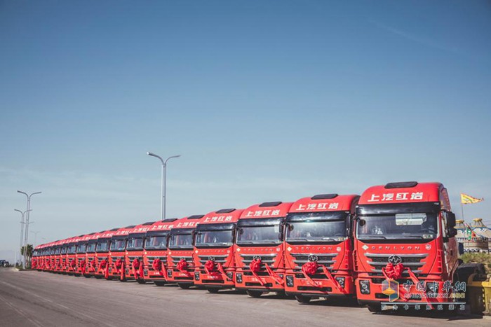5月20日，紅巖杰獅C6 LNG集裝箱牽引車批量交付內(nèi)蒙古烏海