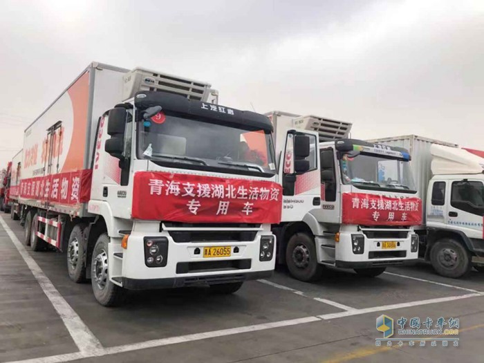 紅巖杰獅冷藏車將蔬菜、水果等生活物資及時高效地運達(dá)湖北