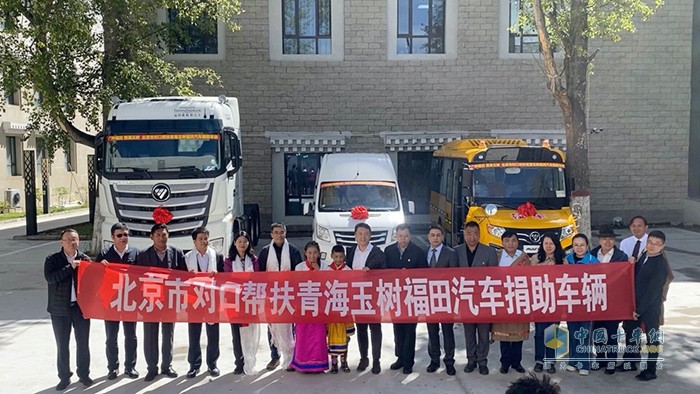 中國(guó)首臺(tái)自動(dòng)擋重卡教練車歐曼EST(左)