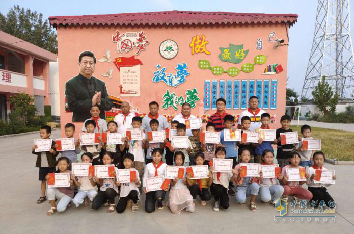 9月11日，上汽紅巖走進(jìn)河南新鄉(xiāng)紅巖小學(xué)