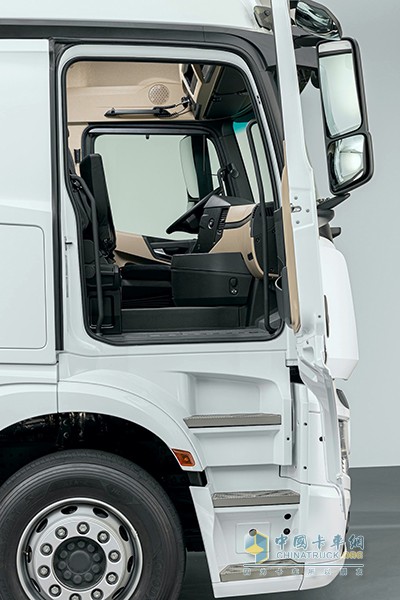 Actros F標(biāo)配經(jīng)典駕駛艙，駕乘空間寬敞，三級(jí)踏步設(shè)計(jì)能讓駕駛員更輕松地出入駕駛室