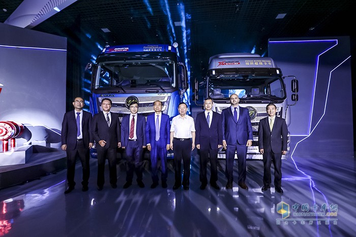 與會(huì)嘉賓與歐曼超級(jí)卡車(chē)3.0合影