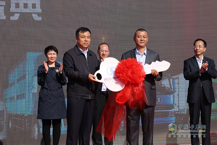 寶雞市委常委、副市長(zhǎng)王寧崗（左）為九洲恒昌副董事長(zhǎng)楊均滔交付金鑰匙