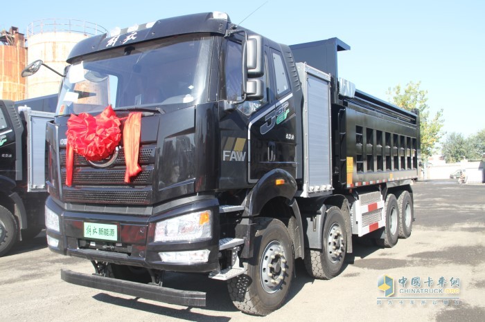 解放純電動(dòng)J6P 8×4自卸車(chē)底盤(pán)具有高品質(zhì)、高可靠、高安全等優(yōu)點(diǎn)
