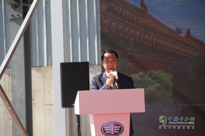 中國(guó)第一汽車(chē)集團(tuán)特種裝備部副部長(zhǎng)兼解放銷(xiāo)司副總經(jīng)理霍明先生致辭