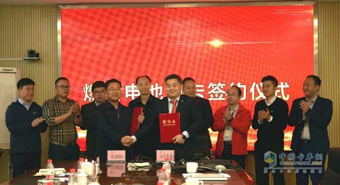 上汽紅巖副總經(jīng)理、營銷公司總經(jīng)理楊培強與圣圓能源董事長王少君現(xiàn)場簽約