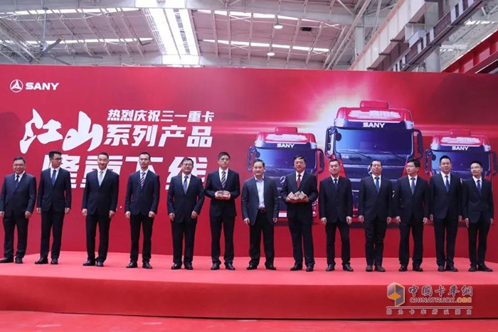 三一重卡董事長(zhǎng)梁林河先生為新車(chē)項(xiàng)目組頒發(fā)現(xiàn)金獎(jiǎng)勵(lì)