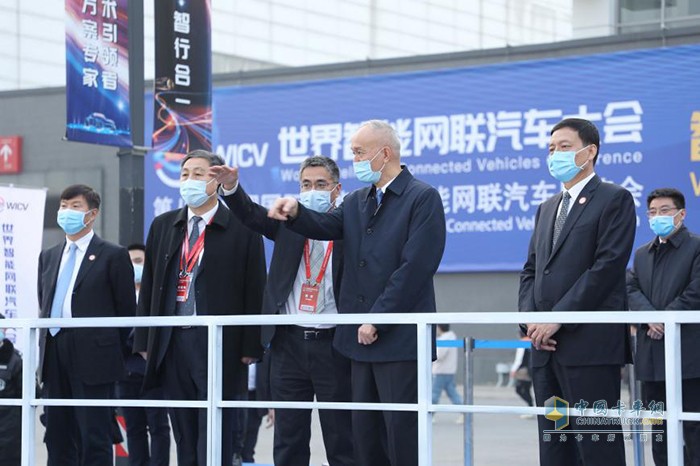 中央政治局委員、北京市委書記蔡奇等與會(huì)嘉賓現(xiàn)場觀摩自動(dòng)駕駛演示