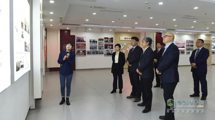 嘉賓參觀五征集團(tuán)會展中心