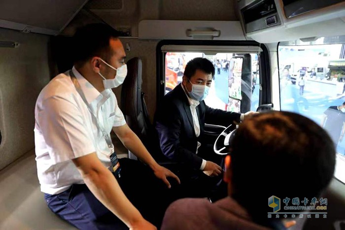 一汽集團(tuán)黨委常委、副總經(jīng)理劉亦功登車體驗(yàn)