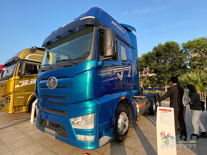 J7 6×4 LNG牽引車(chē)