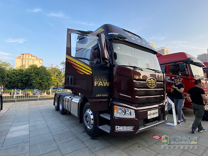 新J6P 6×4 領(lǐng)航版 3.0 牽引車(chē)
