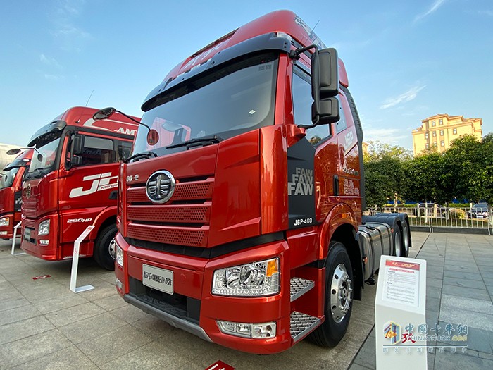 新J6P 6×4 智惠版2.0+AMT牽引車(chē)