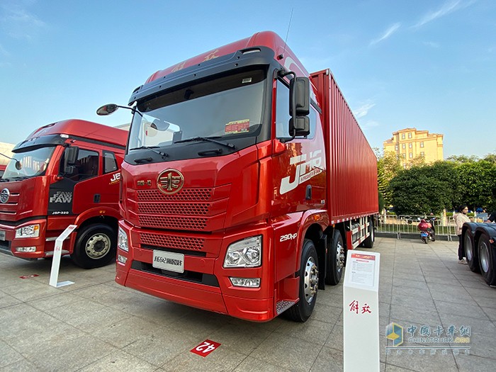 JH6 6×2 領(lǐng)航版 廂式載貨車(chē)