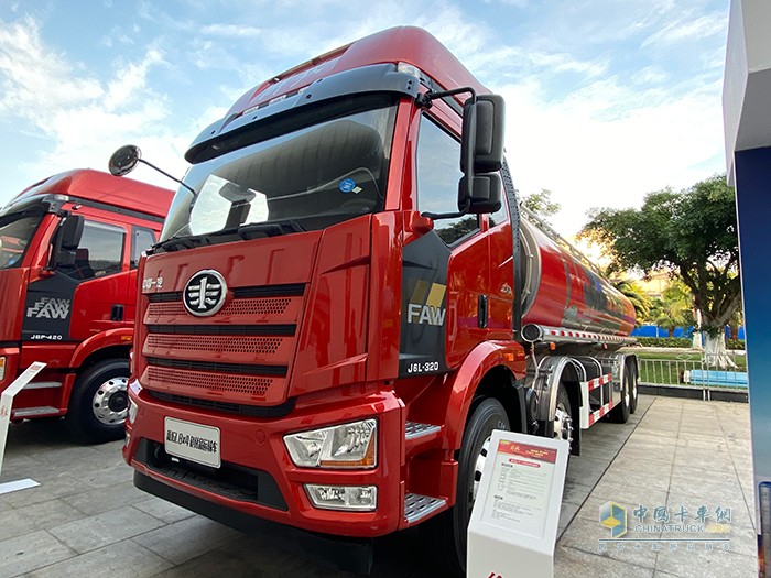 新J6L 8×4 危化品運(yùn)輸車(chē)