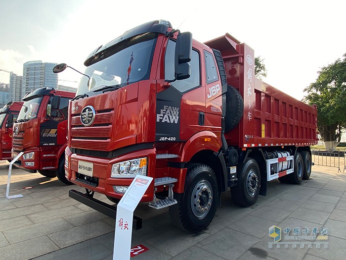 新J6P 8×4 復(fù)合自卸車(chē)