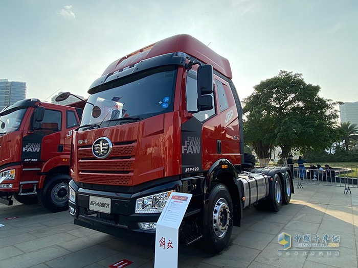 新J6P 6×4 價(jià)值版牽引車(chē)