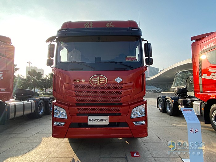 JH6 6×4 領(lǐng)航版牽引車(chē)