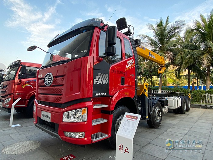 新J6P 8×4 隨車(chē)起重運(yùn)輸車(chē)