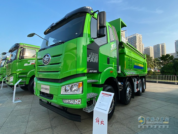 新J6P 8×4輕量化 短軸距 自卸車(chē)
