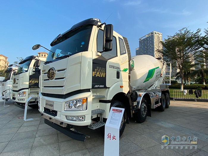 新J6P 8×4 國(guó)六 輕量化 攪拌車(chē)