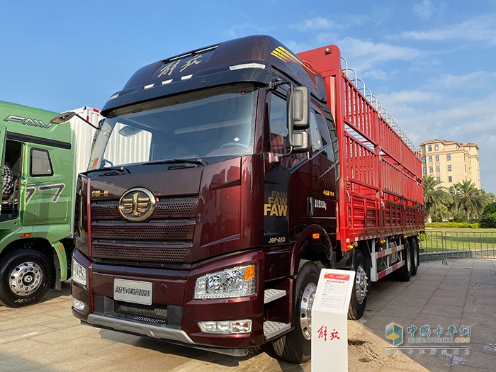 2021款新J6P內(nèi)飾升級(jí)8×4載貨車(chē)