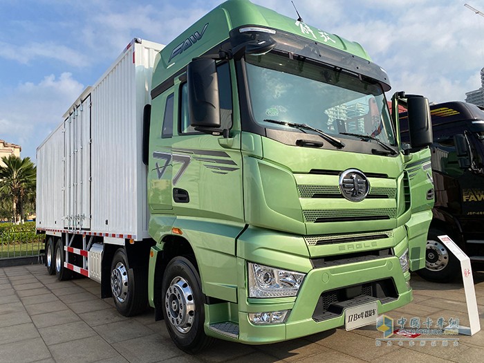 J7 8×4 國(guó)六廂式載貨車(chē)