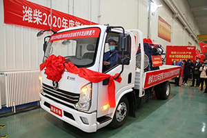 執(zhí)行特殊任務(wù)陜汽輕卡德龍K3000運(yùn)載濰柴2020第100萬臺(tái)發(fā)動(dòng)機(jī)駛往陜重汽