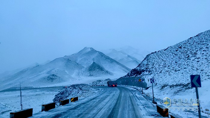 當(dāng)金山42公里長(zhǎng)下坡冰雪路