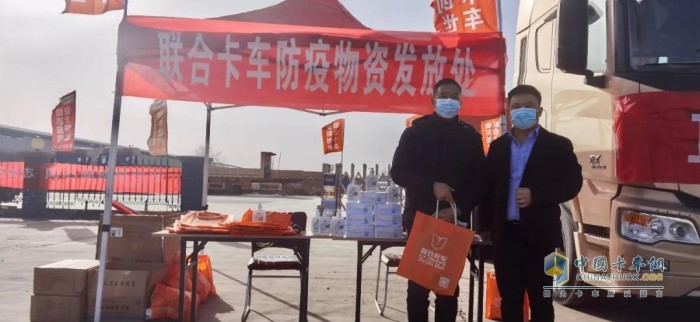 安陽(yáng)市創(chuàng)世汽車貿(mào)易有限責(zé)任公司總經(jīng)理李文青(右一)