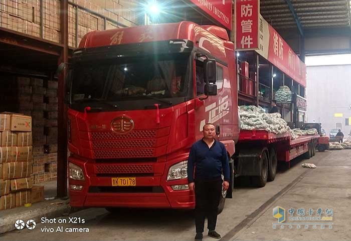 胡師傅與一汽解放青汽 JH6 LNG牽引車(chē)