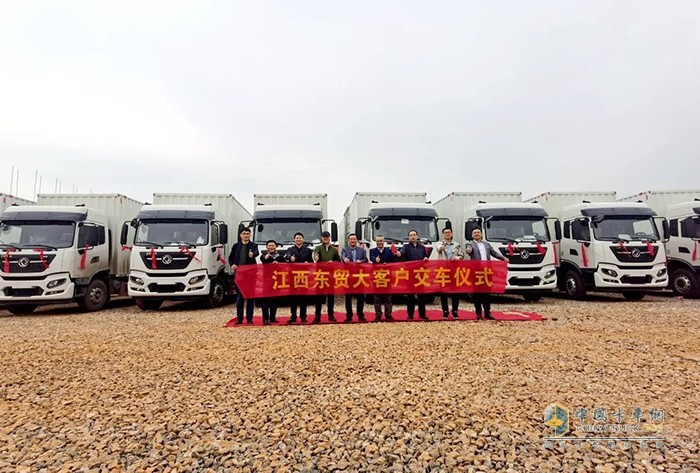 東風(fēng)商用車向江西GLJ物流有限公司交付首批10臺東風(fēng)天錦KR快遞車