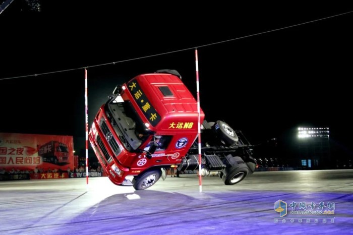 創(chuàng)造了“卡車側兩輪行駛過最窄通道”的吉尼斯世界紀錄