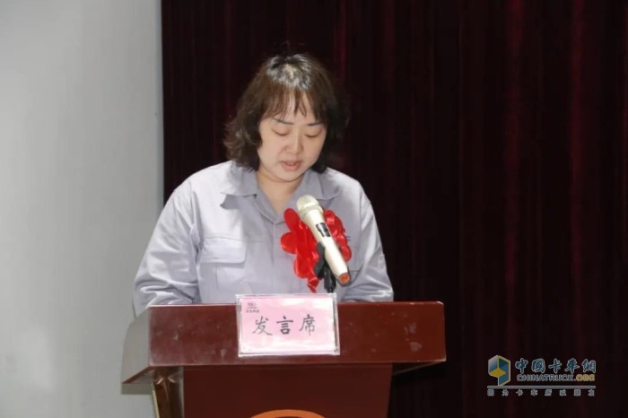 2021年全國五一勞動(dòng)獎(jiǎng)?wù)芦@得者胡珊上臺(tái)發(fā)言