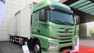 天上飛機，地上J7 看解放這款8×4載貨車如何詮釋高效、節(jié)油、全能