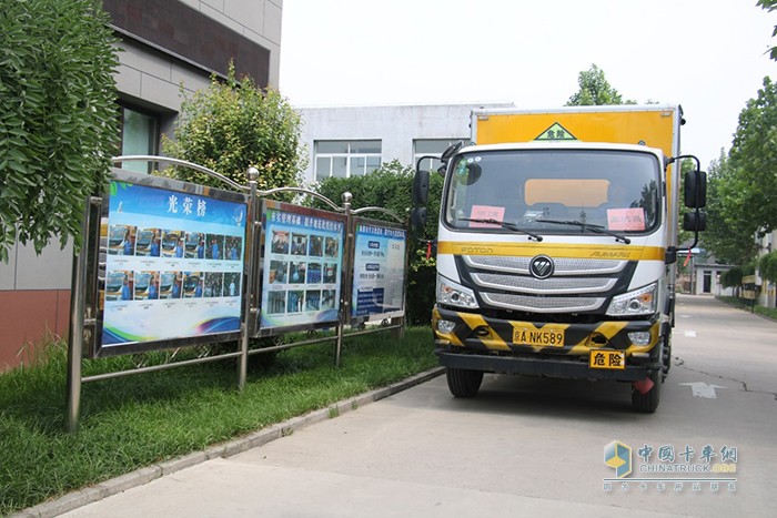 駕駛歐馬可?；愤\輸車的張師傅