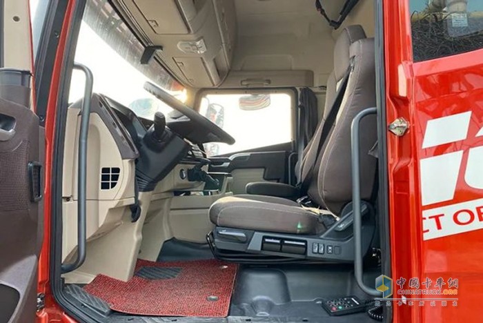 解放青汽JH6，牽引車