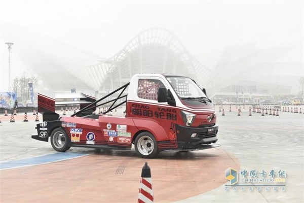 飛碟汽車(chē)  輕卡載貨車(chē)