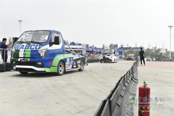 飛碟汽車(chē)  輕卡載貨車(chē)